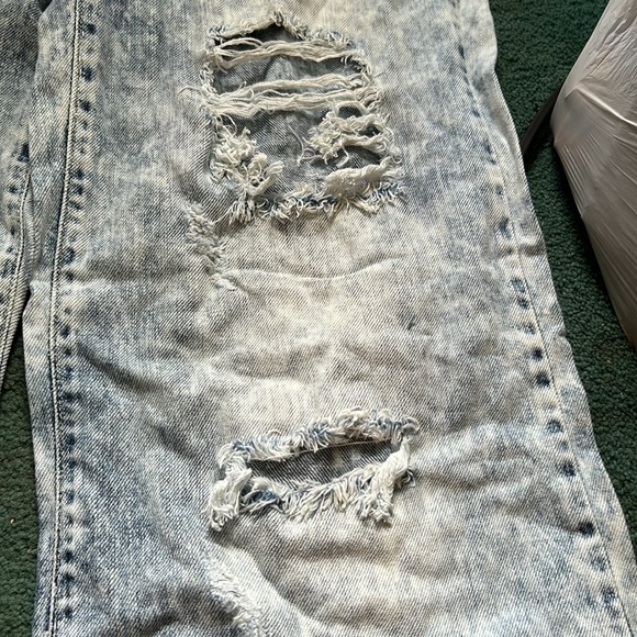 NWT, Women’s bleach washed distressed wide leg jeans. Uniq by Litz, size 5/27. - Picture 3 of 7